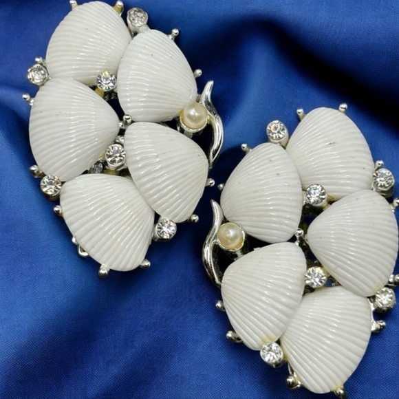 LISNER Vintage silver tone white lucite clear rhinestone shell Clip On earrings - Picture 2 of 9
